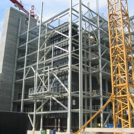Skelettkonstruktion des Kesselhauses während der Montage (vorn der ECO, rechts der Treppenturm)