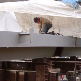 Schweißarbeiten am Brückenträger auf der Baustelle (bei der Vormontage)