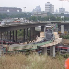 Gesamtansicht der längeren der beiden Rampenbrücken während der Montage