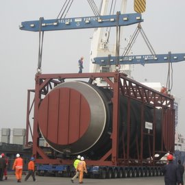 Wasserrohrkessel mit  Transport-/Montagevorrichtung während der Verladung auf das Schiff (Quelle: Oschatz)