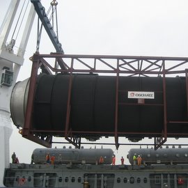 Wasserrohrkessel mit  Transport-/Montagevorrichtung während der Verladung auf das Schiff (Quelle: Oschatz)