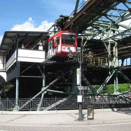Gesamtansicht der Schwebebahnhaltestelle Wuppertal-Oberbarmen (jetziger Zustand)