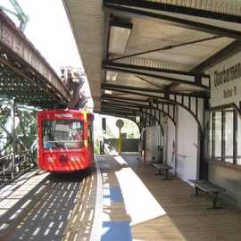 Bahnsteig mit historischen Dachbindern (jetziger Zustand)
